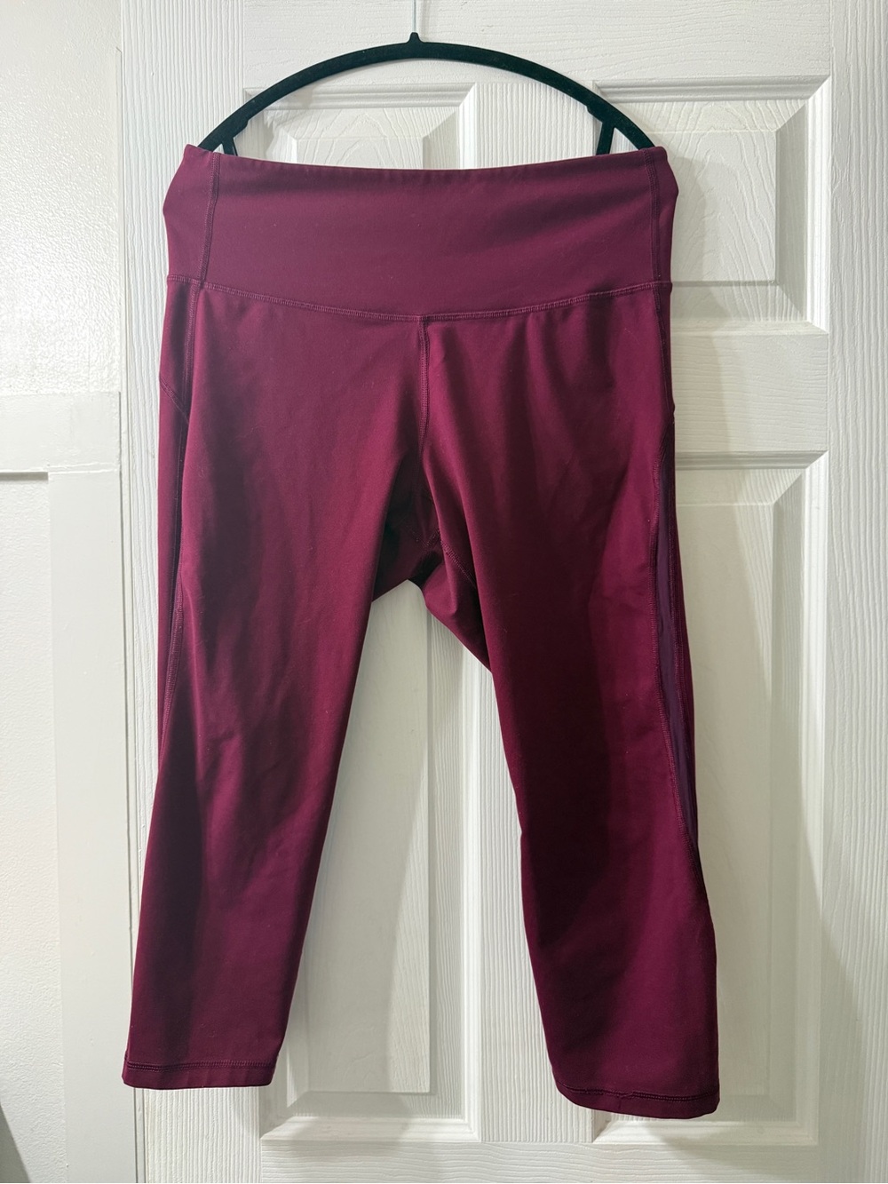 High-Rise Capri Leggings in Wine
